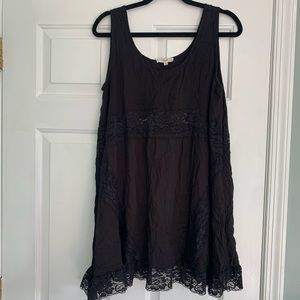 Easel black lace cami